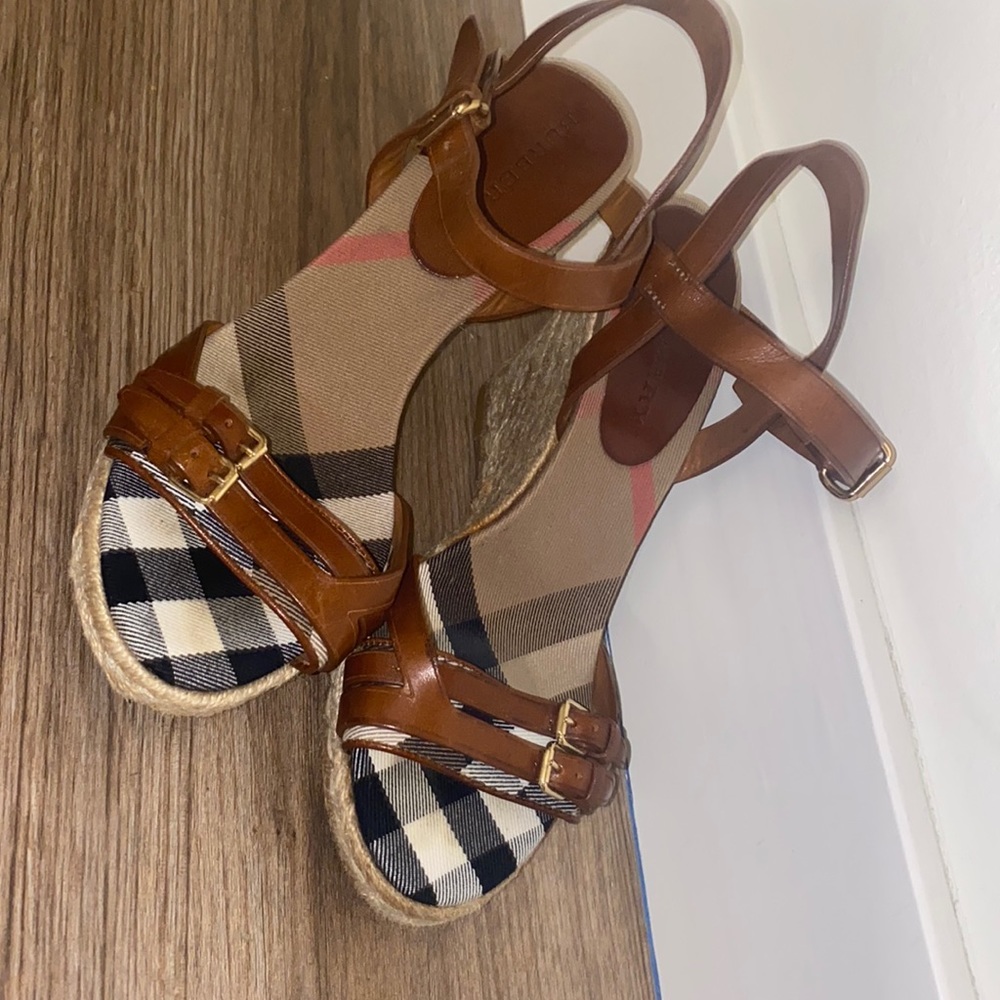 Authentic Burberry Jute Espadrilles. Gently worn. Size 40 (U.S. 9-9.5)